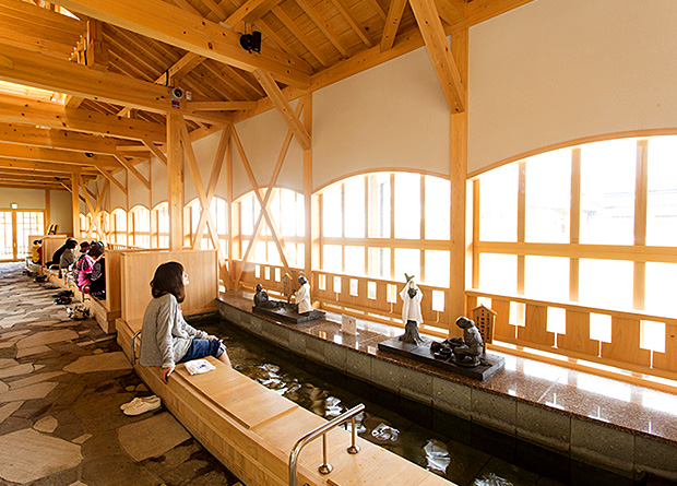 源泉かけ流しの芦湯（足湯）