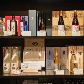 地酒が並ぶ売店