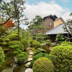 観月亭から見た灰屋のお庭