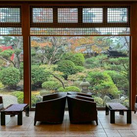ロビーからの秋の庭園